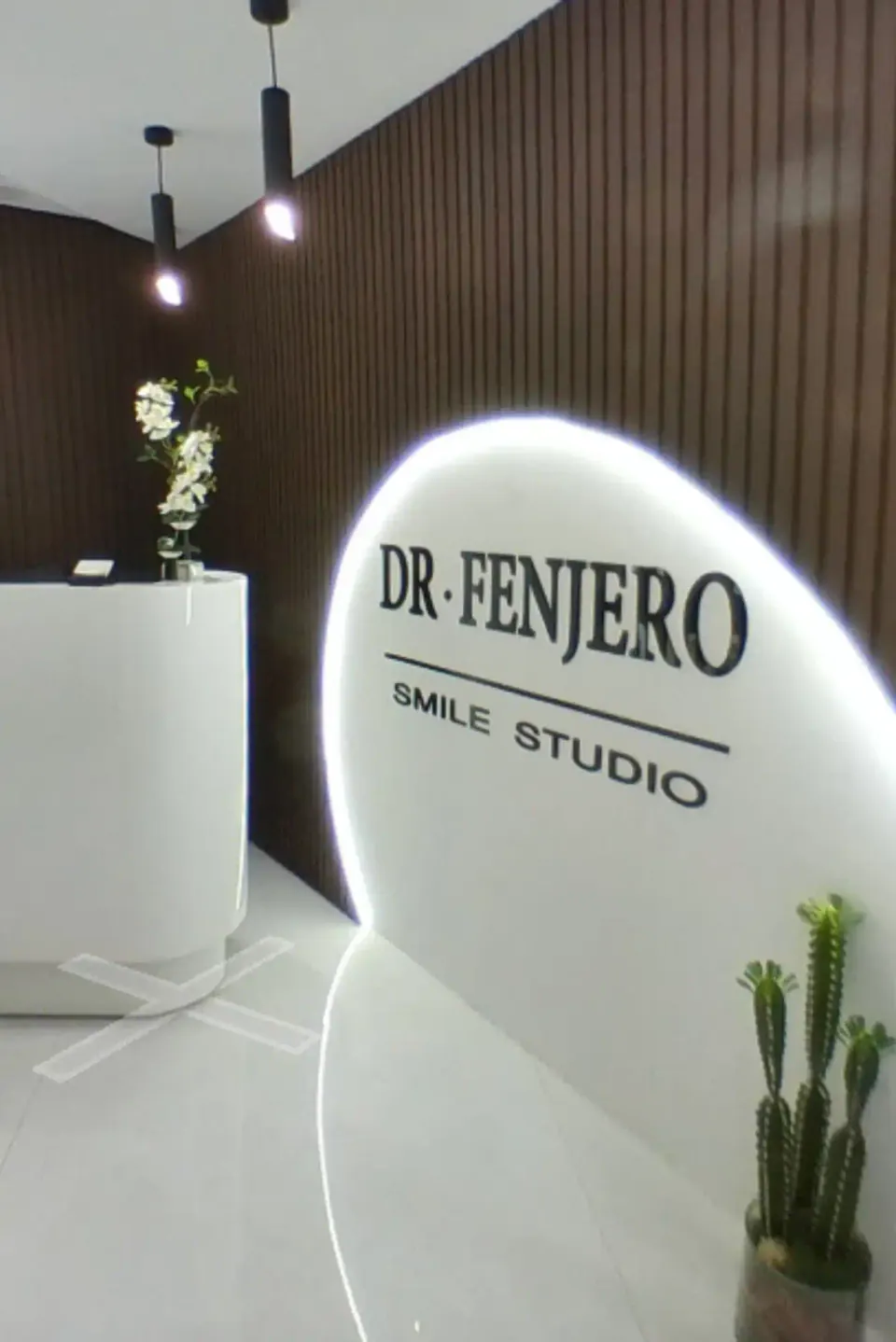 Enseigne Dr Fenjero Smile Studio à la réception