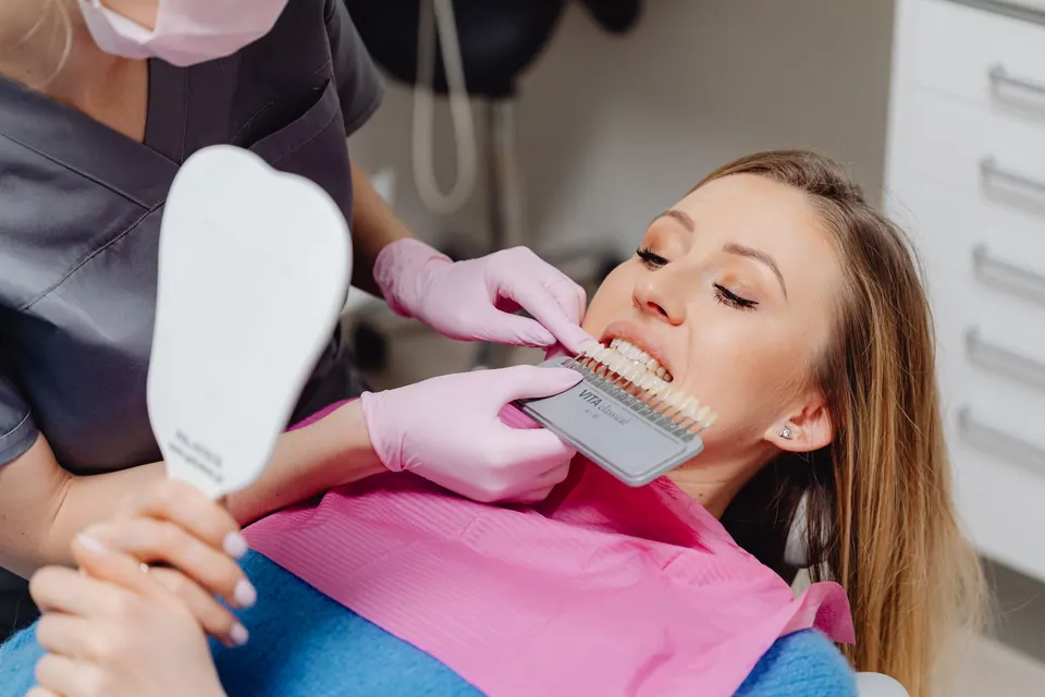 Illustration: Veneers oder Bleaching: Was ist die richtige Wahl für hellere Zähne?