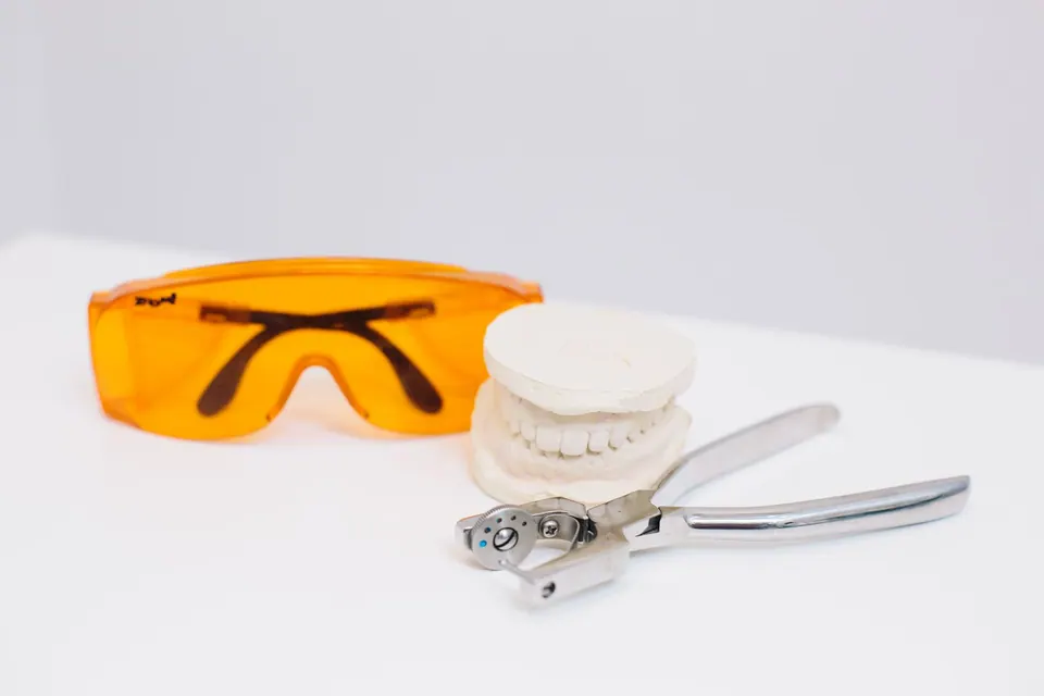 Illustration: Post and core: rebuilding a root-treated tooth before a crown