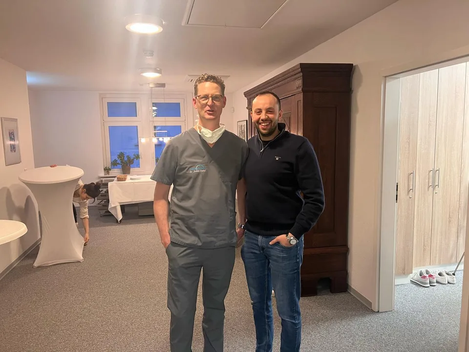 Dr Walid Fenjero et le Dr Jochen Tunkel lors de sa formation en implantologie en Allemagne